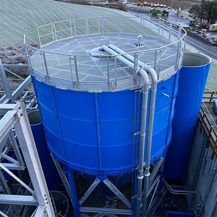 Chiarificatore statico verticale da 420 m3 in fase di montaggio